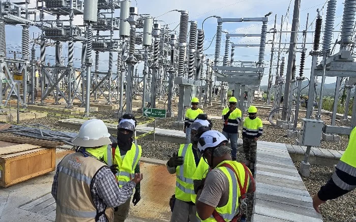 Cuadrilla de ADICENTER en una subestación eléctrica