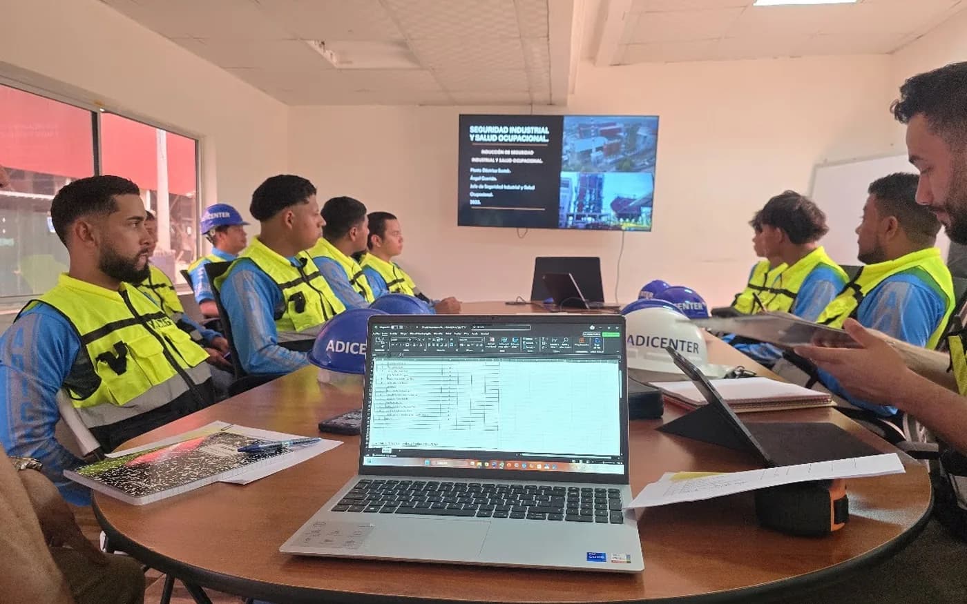 Equipo técnico de ADICENTER trabajando en campo